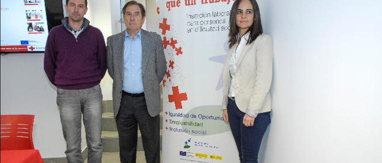 Miguel A. Santana, coordinador del plan de empleo; Juan Lorenzo Campos, presidente de Cruz Roja Las Palmas, y Águeda Alemán, coordinadora de actividades, ayer, en la presentación de los proyectos.