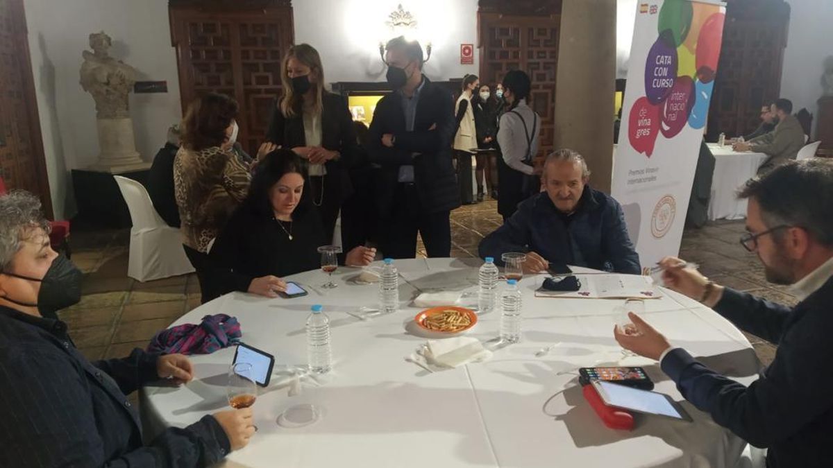 Un momento de la cata concurso de Vinavin.