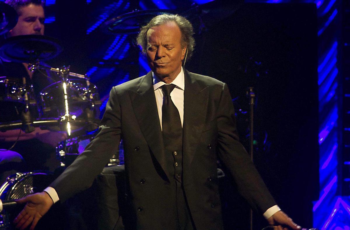 Julio Iglesias durante un concierto