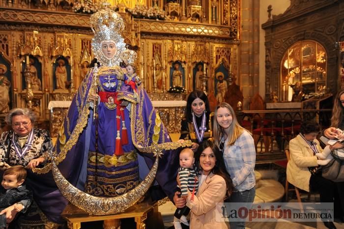 Los niños pasan por el manto de la Fuensanta