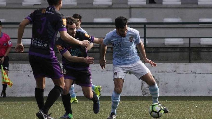 Andrés protege el balón entre tres futbolistas del Bande. // S. Álvarez