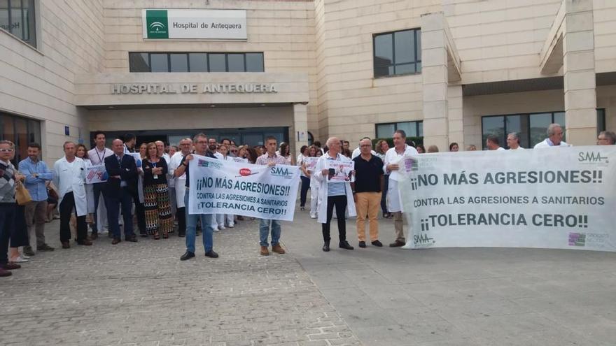 Nueva protesta por una agresión verbal a tres médicos en Antequera