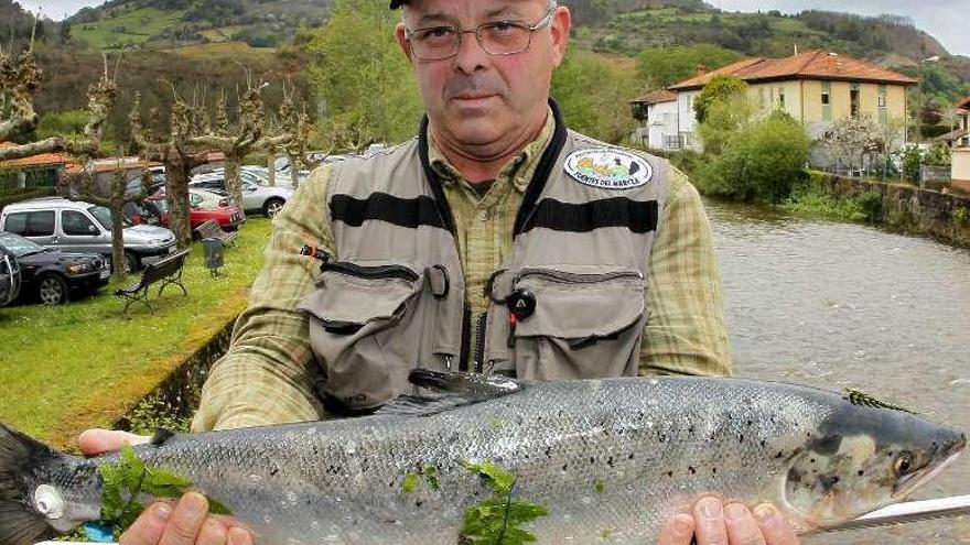 El pescador Maroño Varela, ayer, con el &#039;campanu&#039;. // Efe