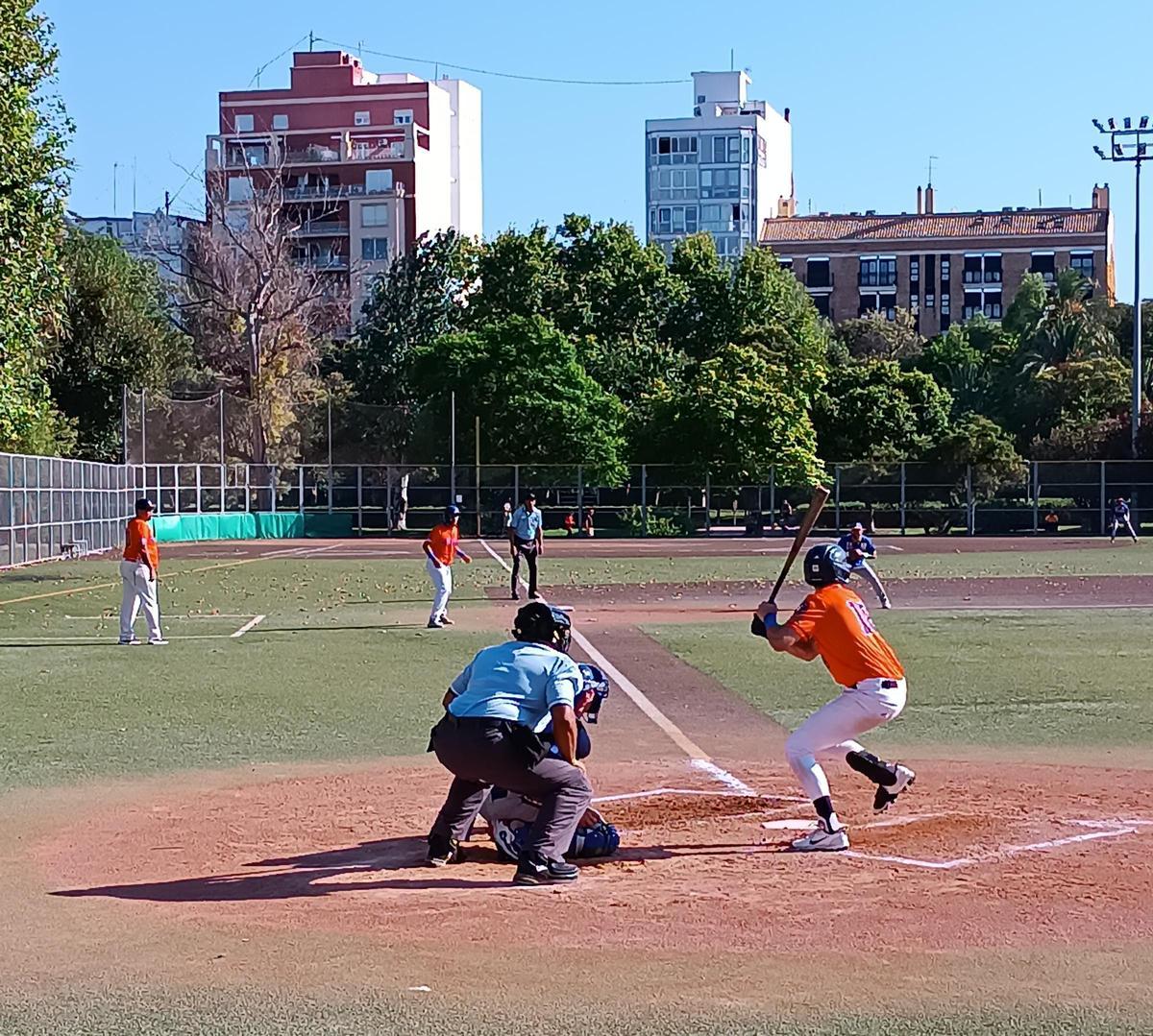 El campo municipal de béisbol y sófbol del jardín del Turia fue el escenario del partido, que acabó con un marcador de 3-13 en la séptima entrada por diferencia