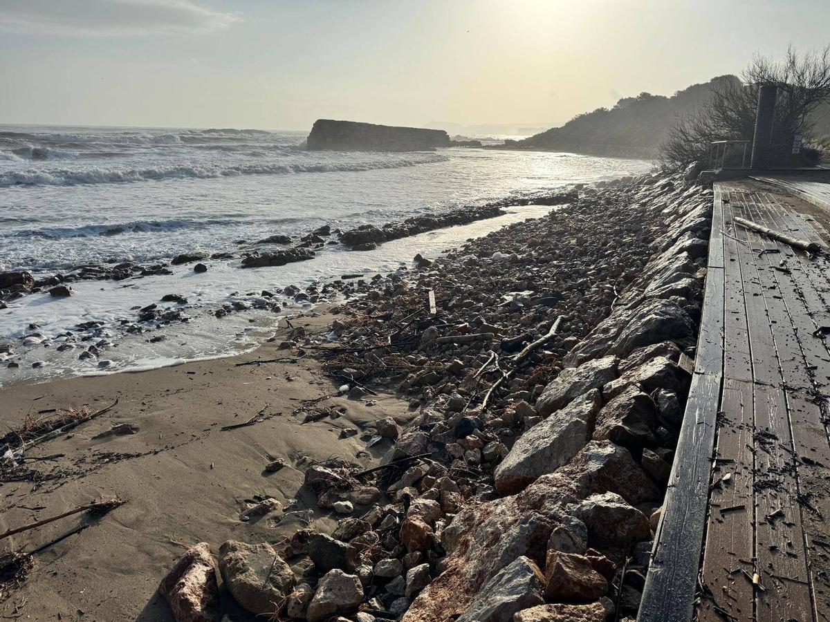 Una de les platges d'Empúries sense gairebé sorra.