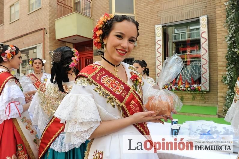 Reparto de buñuelos y chocolate en la ferretería de San Anton