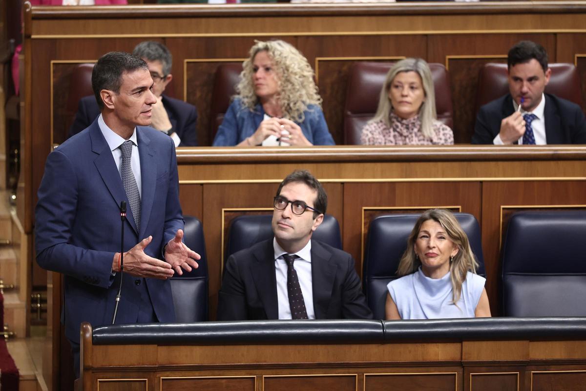 El presidente del Gobierno, Pedro Sánchez, el vicepresidente y ministro de Economía, Carlos Cuerpo, y la vicepresidenta segunda y ministra de Trabajo, Yolanda Díaz, durante una sesión plenaria en el Congreso, a 29 de abril de 2026, en Madrid (España).