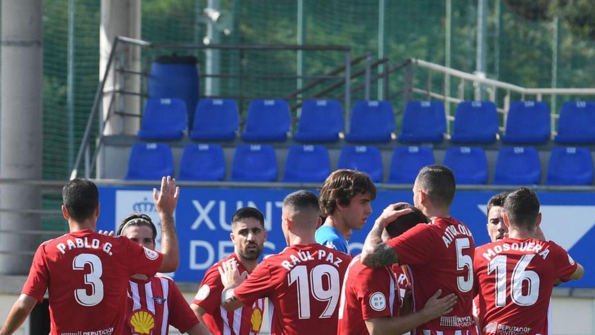 El Alondras festeja su gol en Abegondo. |  // C. PARDELLAS