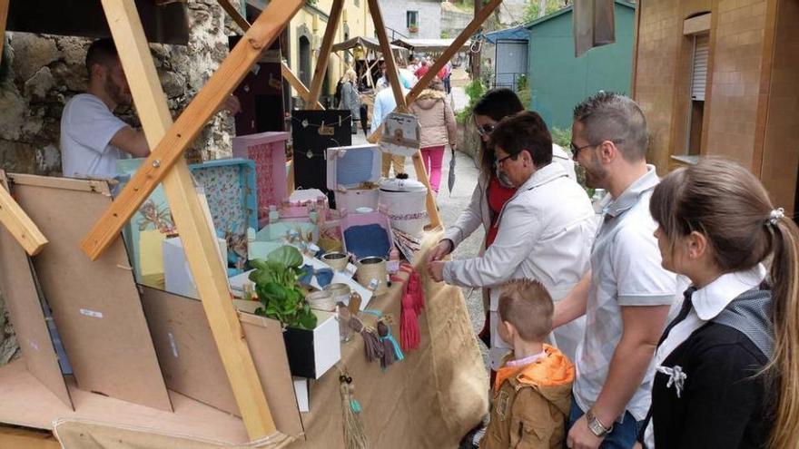 Asistentes al Mercáu de Pampiedra, en uno de los puestos.