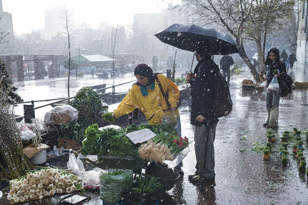 Una pareja compra verduras en el bazar de Tajrish en el norte de Teherán en el día Noruz, el año nuevo persa.