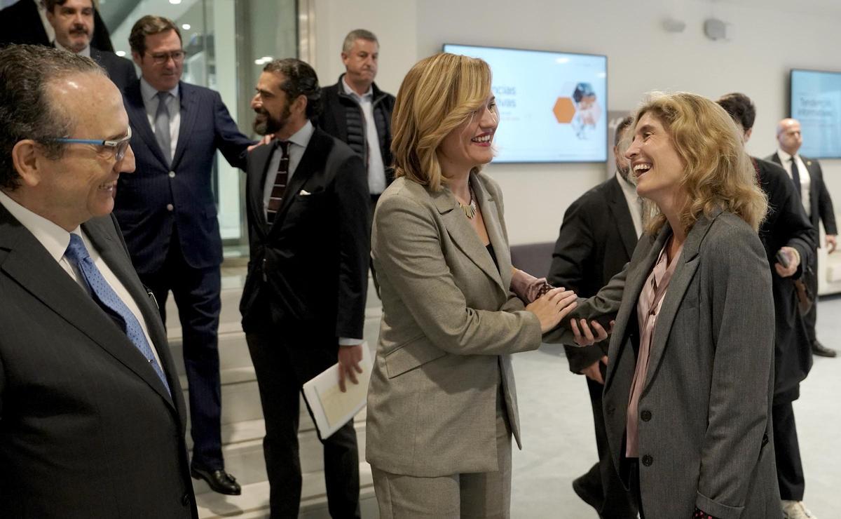 La ministra de Educación, Pilar Alegría, es saludada por directora editorial de Prensa Ibérica, Ainhoa Moll, en presencia del presidnete del grupo, Javier Moll.