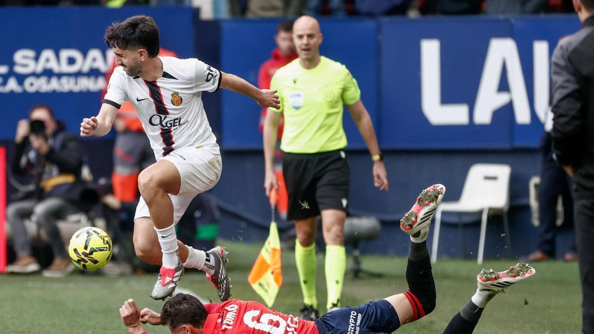 Morlanes se lleva el balón ante Lucas Torró en el partido en El Sadar