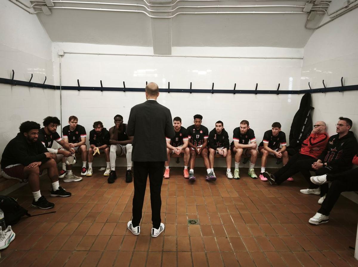 Èric Surís, parlant amb els seus jugadors en el darrer partit.