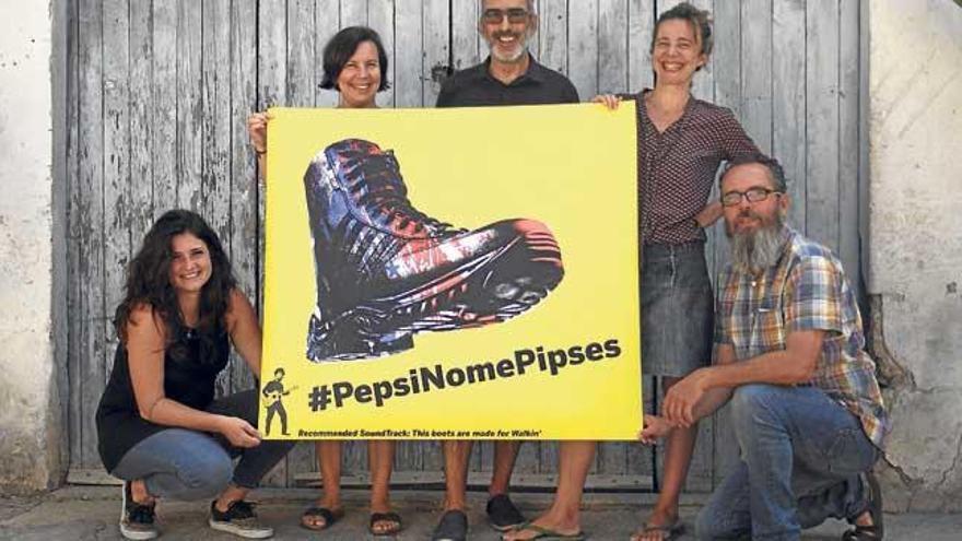 Los fundadores de Pep Lemon, con la imagen de la campaña.