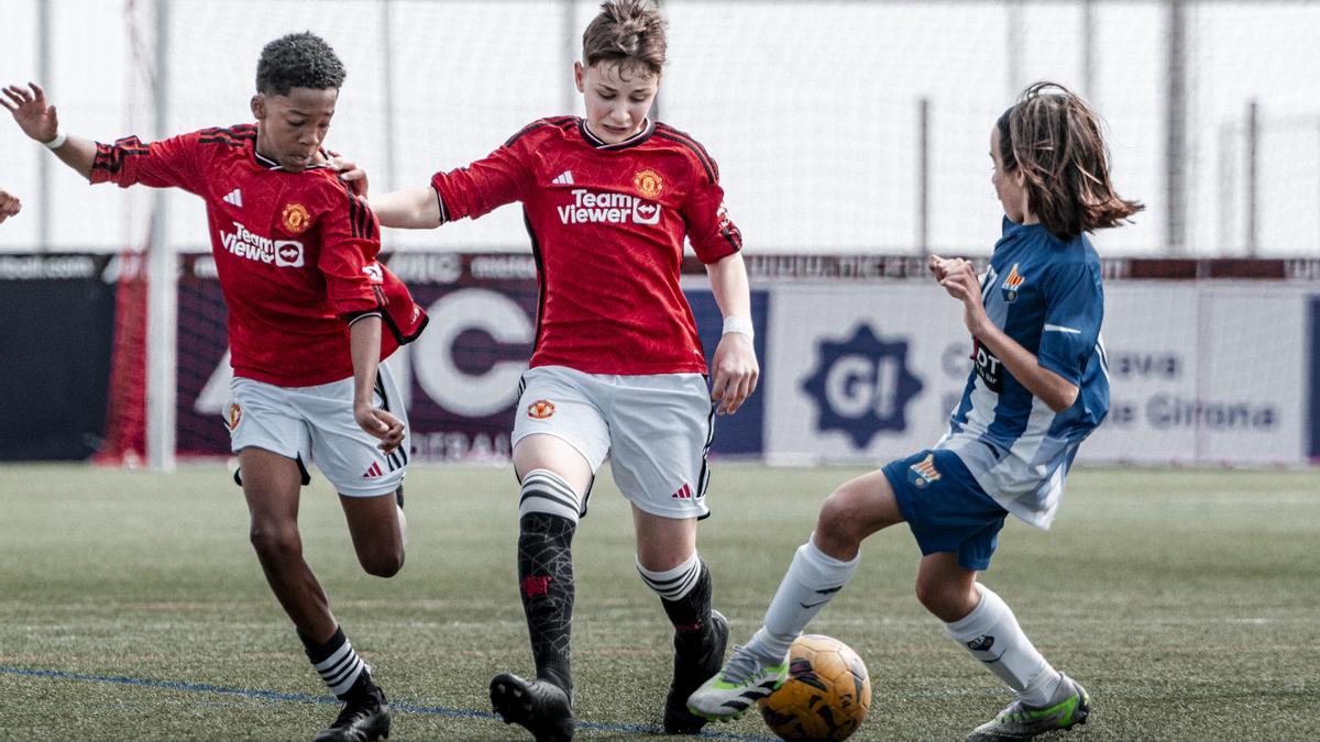 Una jugada del Manchester United-Figueres U12 d'aquest matí