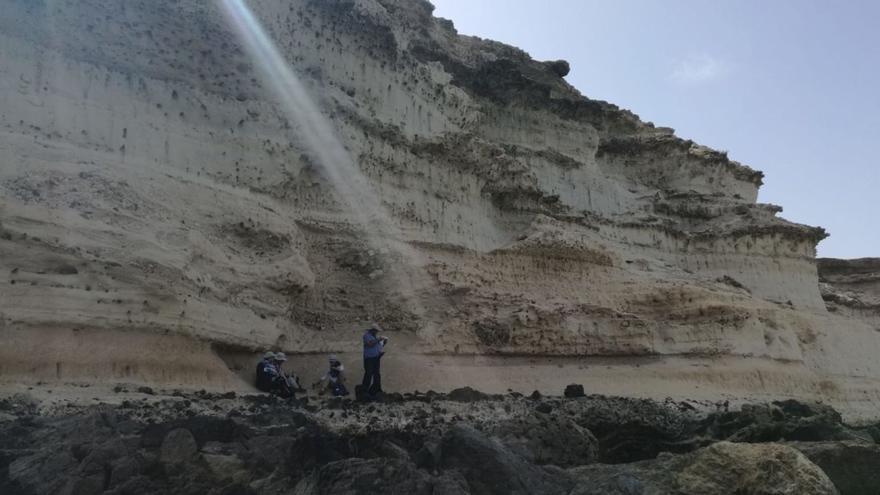 El grupo de investigadores del proyectoo MAGEC-REEsearch durante una campaña de extracción de muestras en Fuerteventura.