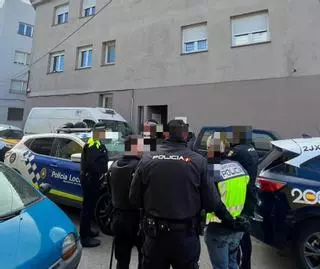 Set ocupes detinguts a Llançà després d'agredir i intentar atacar la policia amb un ganivet durant el desallotjament del pis on vivien