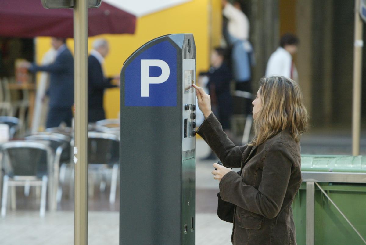 Imagen de archivo de una vecina sacando un ticket de la zona azul de Castelló.