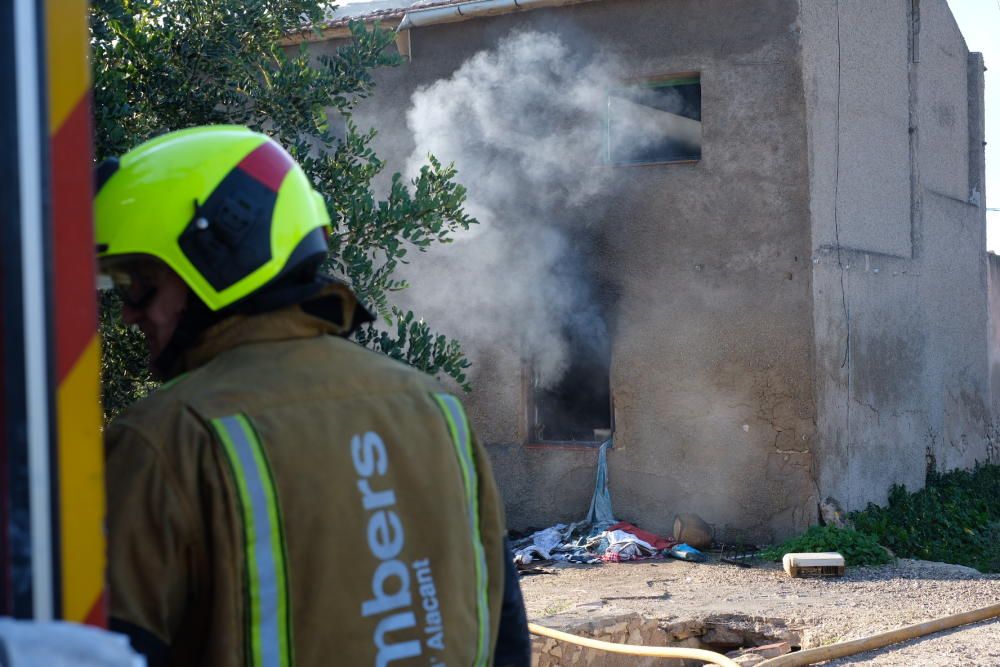 Un aparatoso incendio calcina una casa de campo en Sant Joan