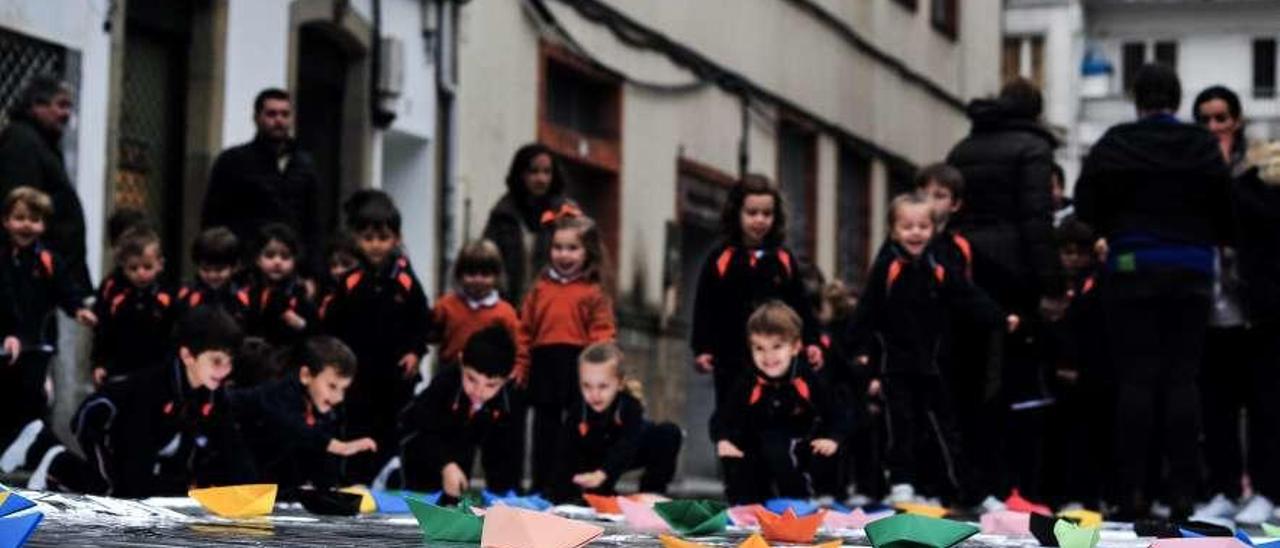 Alumnos del colegio San Francisco, ante el centro en una actividad educativa. // Iñaki Abella