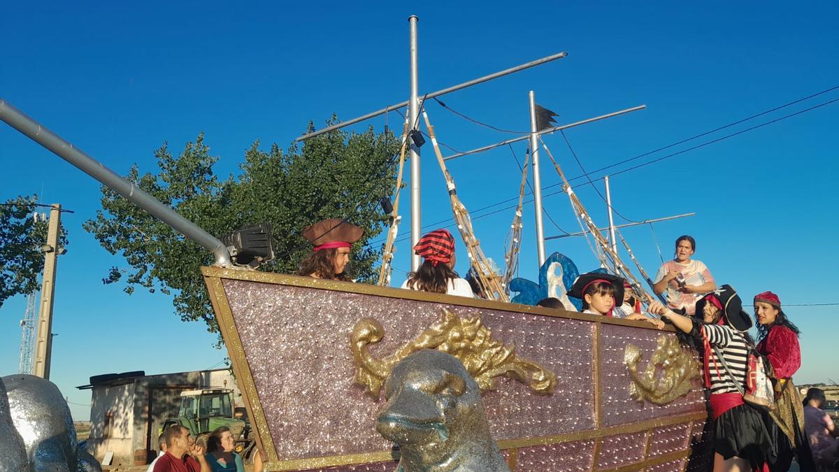 GALERÍA | Morales de Toro se mete de lleno en las fiestas con un desfile de carrozas y disfaces