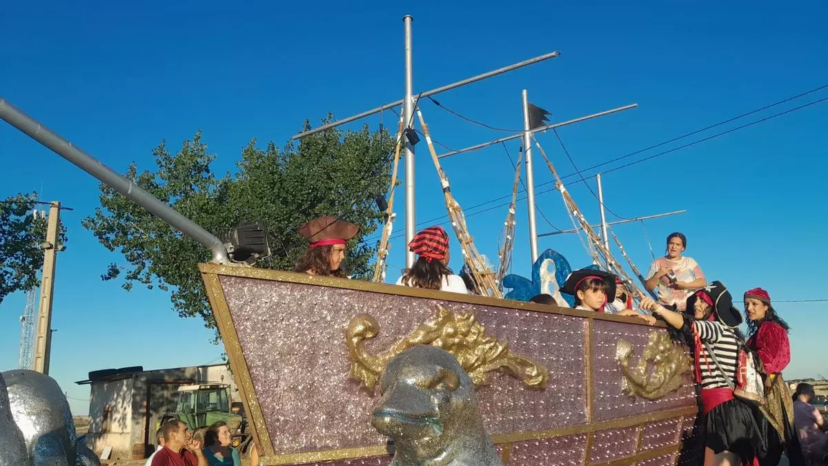 Carnaval bajo el sol de agosto y a la vera del Bajoz en Morales de Toro
