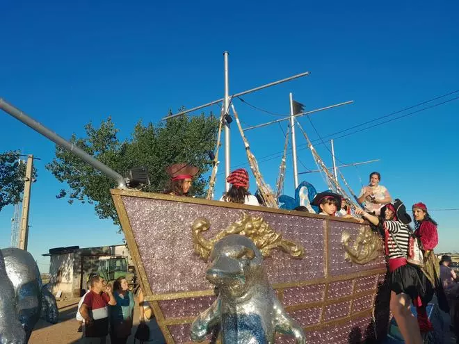 GALERÍA | Morales de Toro se mete de lleno en las fiestas con un desfile de carrozas y disfaces
