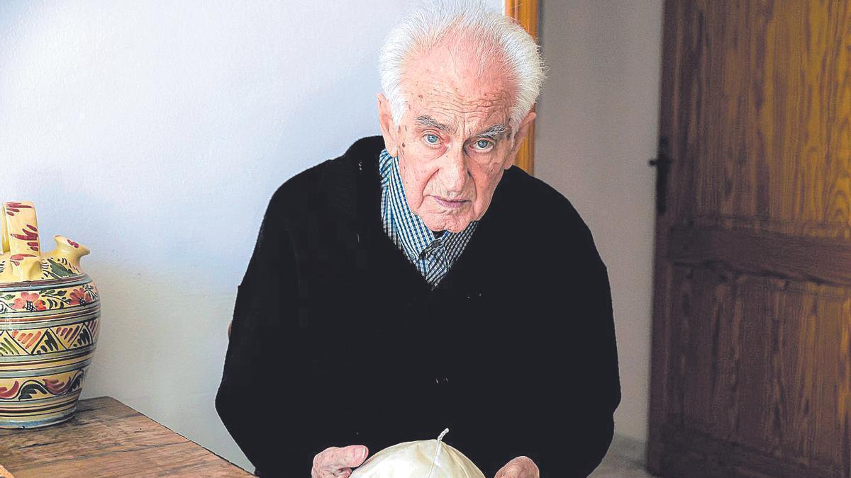 Miguel Garau conserva un solideo con autógrafo que le envió el Papa.