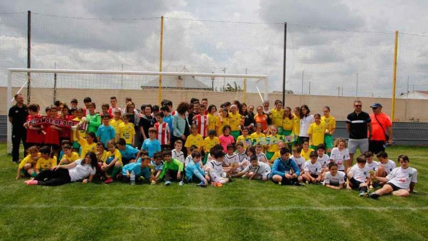 Foto de familia de los participantes en este torneo disputado en Moraleja.