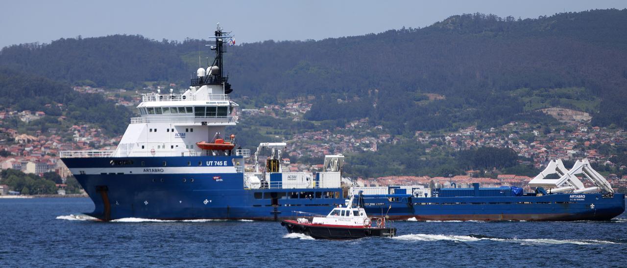 El buque "Ártabro" saliendo del puerto de Vigo esta semana rumbo a Terranova