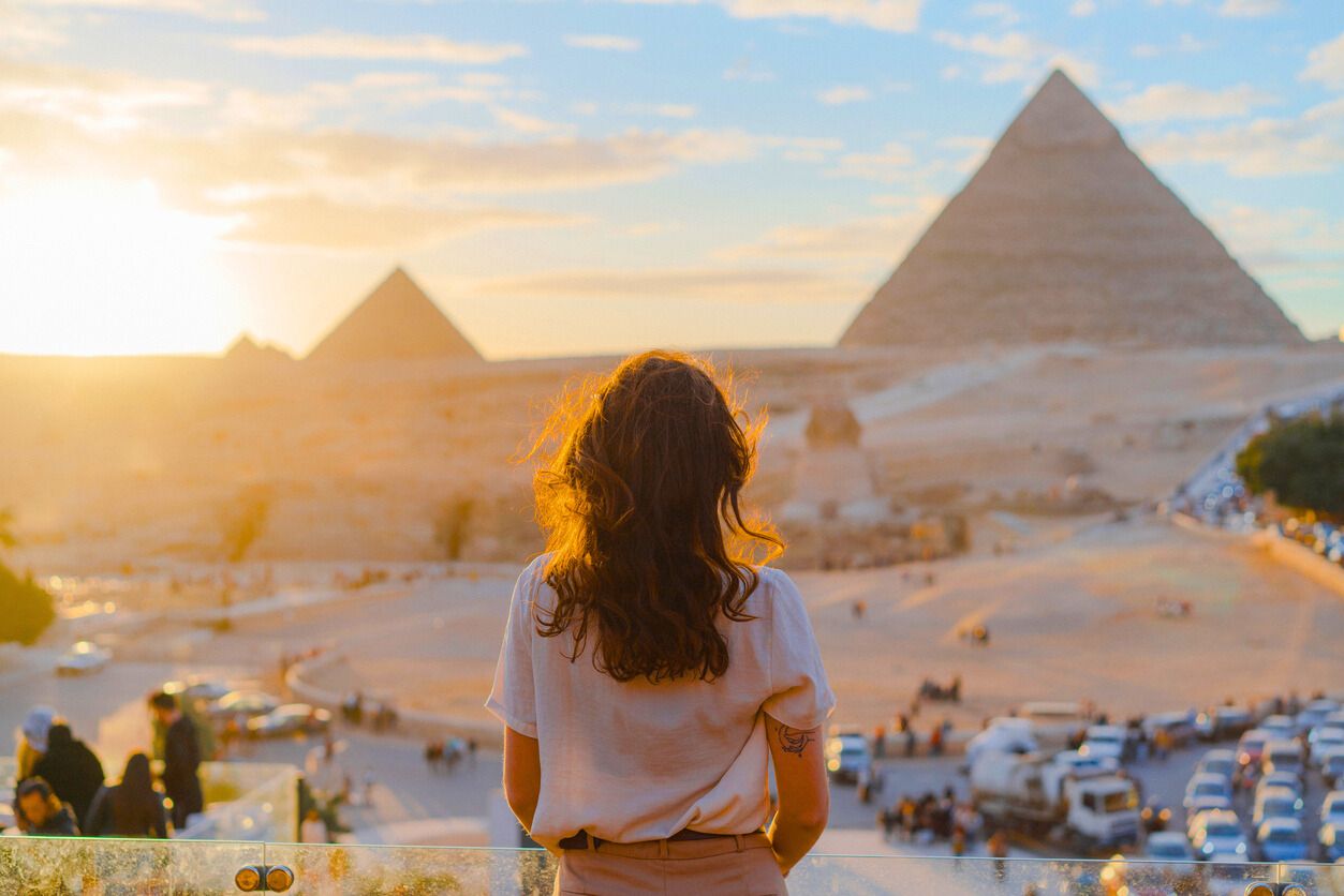 Viajera contemplando las Pirámides de Giza