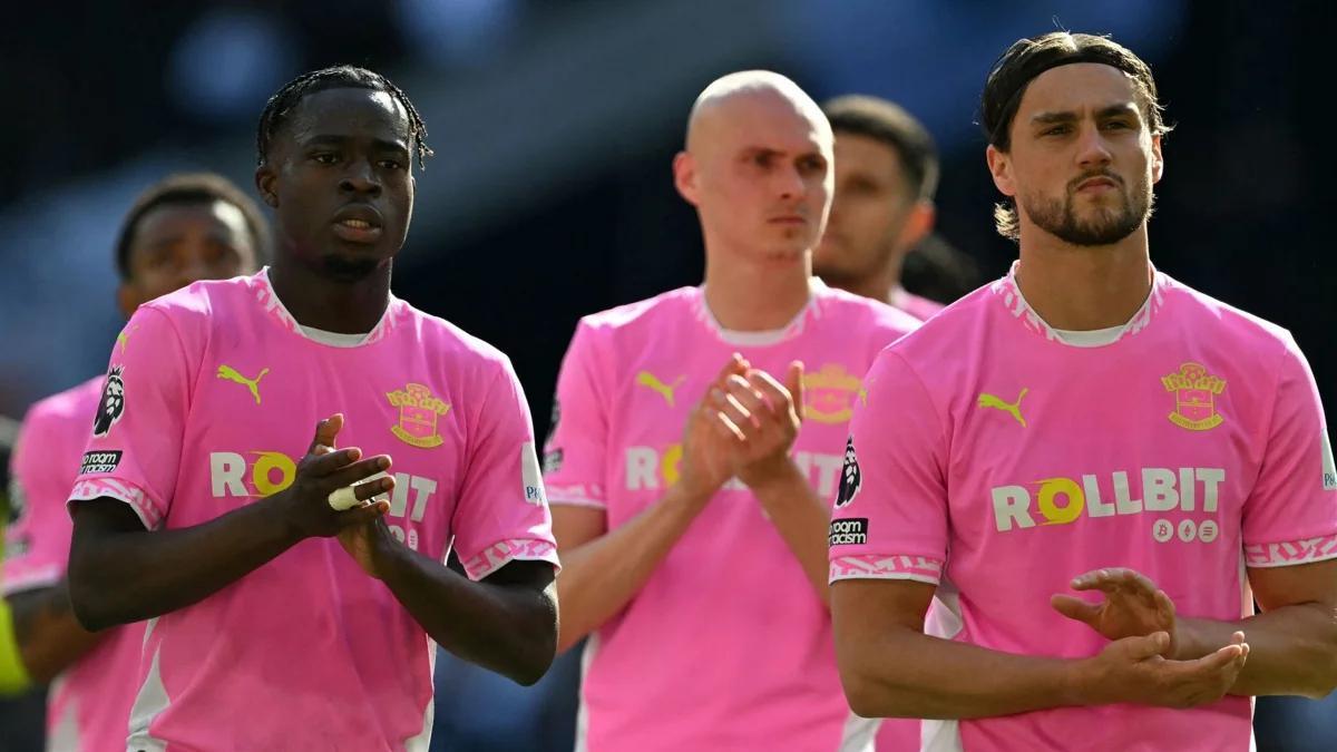 Los jugadores del Southampton, hundidos tras descender