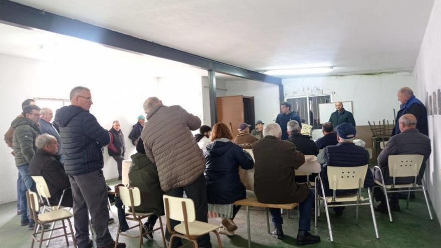 José Luis Camiñas, con vecinos de Pescoso y Guillar.