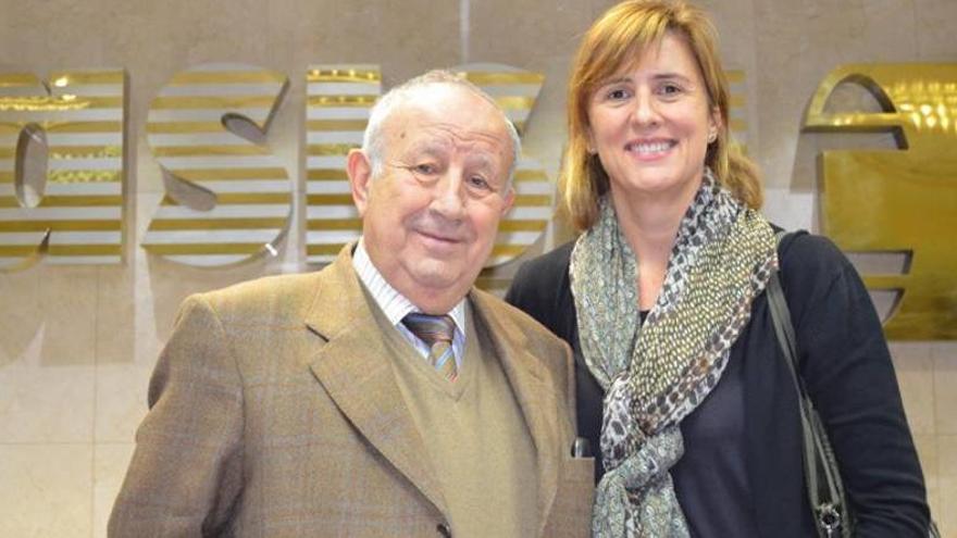 Diego Lorenzo, delegado provincial de Asisa en Murcia, posa junto a la doctora Rosario Fernández