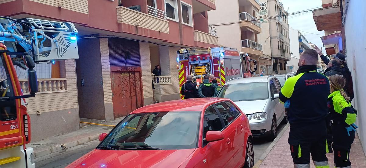 Un momento de la intervención de los bomberos y las fuerzas de seguridad