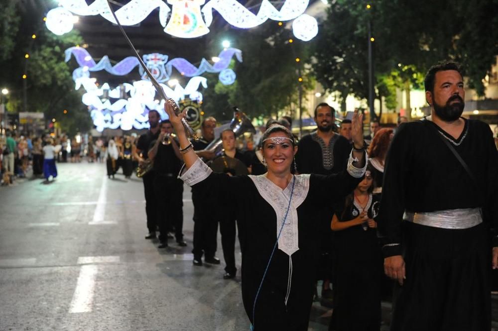 Desfile de Moros y Cristianos por las calles de Mu