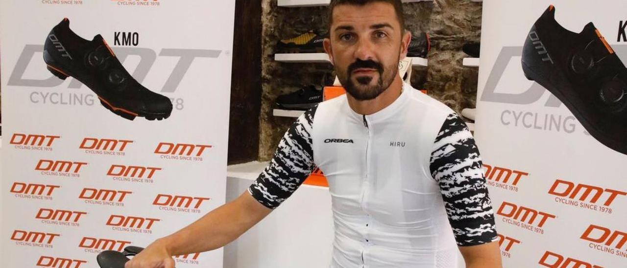 David Villa posa con una bici en la tienda Gregario de Gijón. | Ángel González