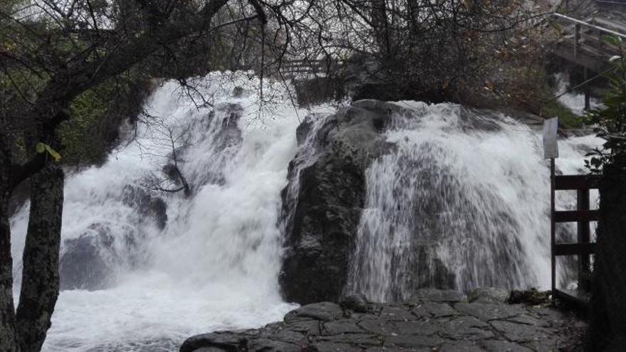 La cascada de A Feixa en Redondela muestra toda su fuerza