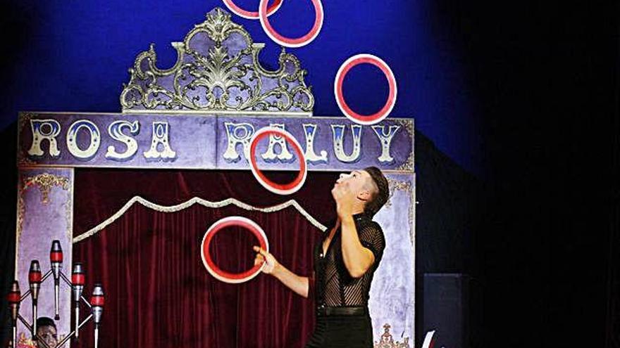 L&#039;espectacle d&#039;un malabarista al Teatre Circ Rosa Raluy.