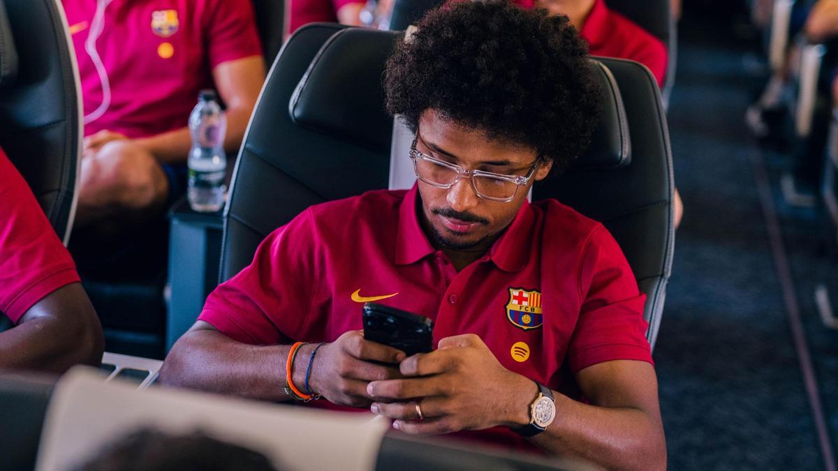 Karim Adeyemi, en el avión del Barça rumbo hacia Inglaterra.