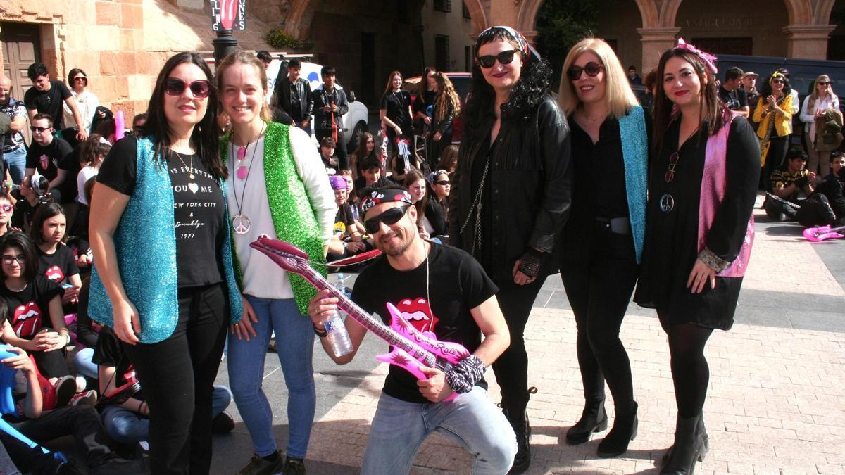 Los profesores del centro también participaban con vestimentas acordes a la celebración.