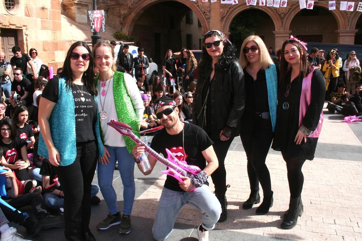 Los profesores del centro también participaban con vestimentas acordes a la celebración.