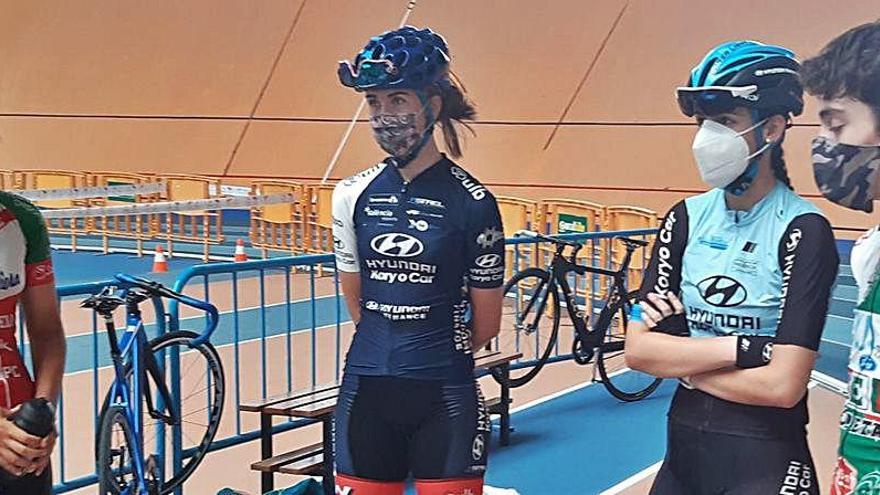 Ciclistas en el velódromo