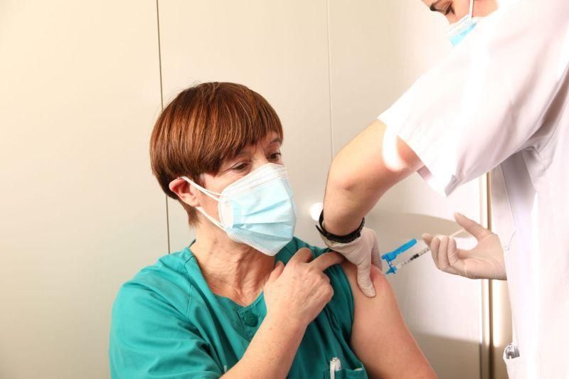 Comienza la vacunación a profesionales sanitarios en el hospital Clínico de Zaragoza