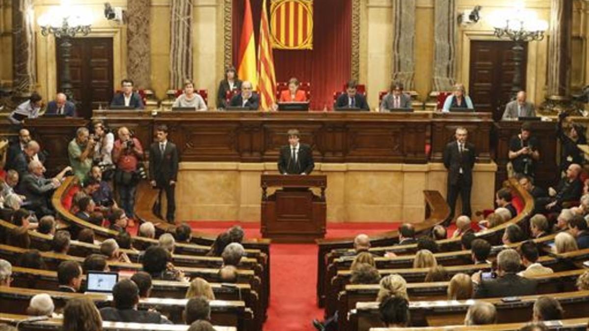 Puigdemont, en el estrado del Parlament, el martes de la semana pasada.