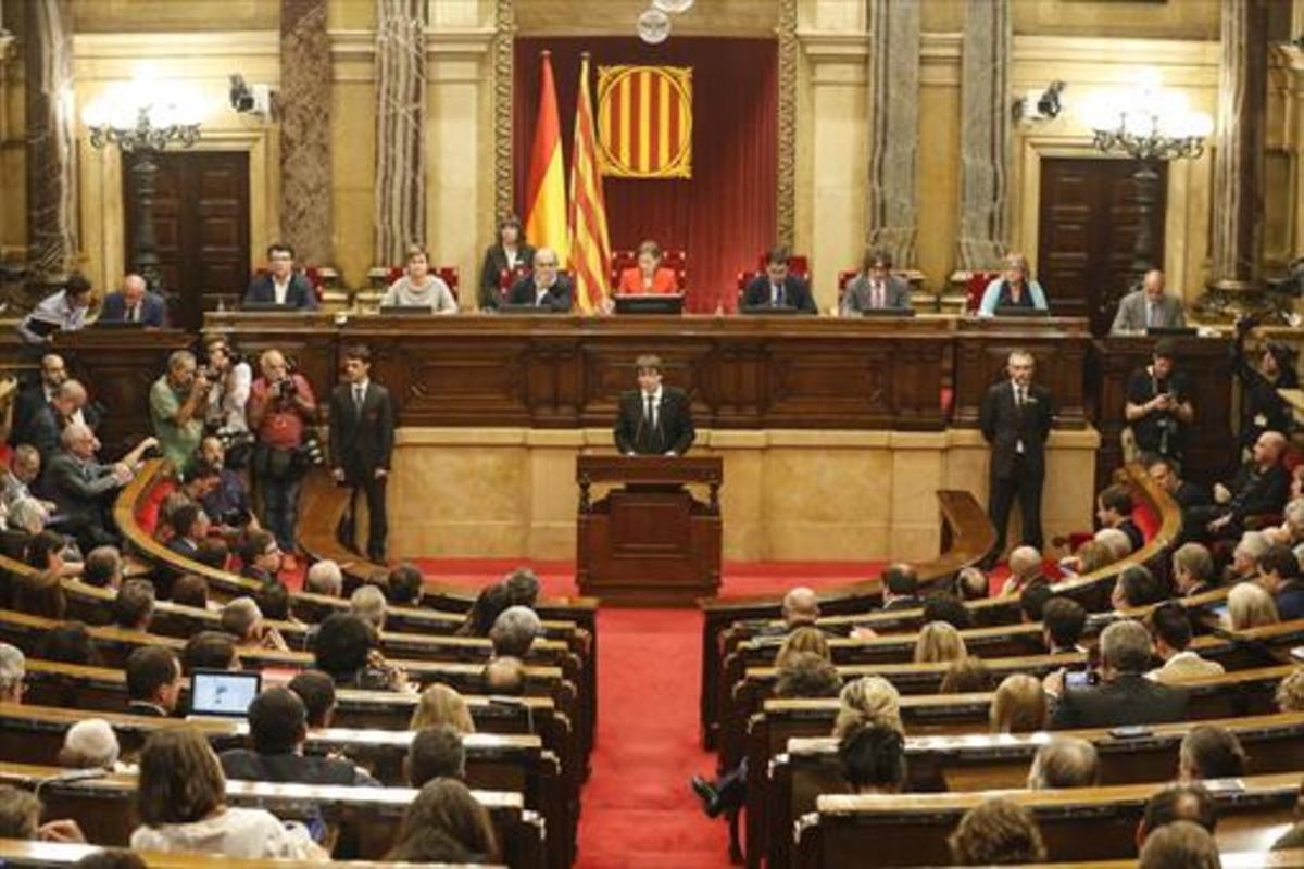 Puigdemont, en el estrado del Parlament, el martes de la semana pasada.