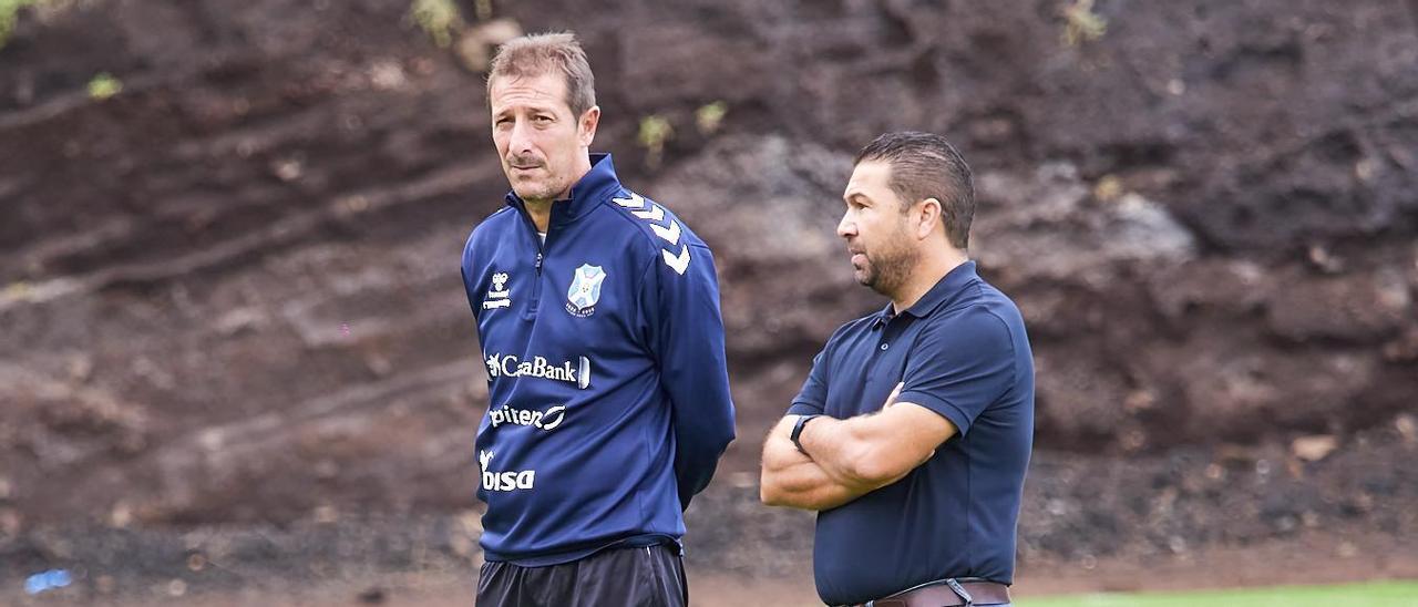 Luis Miguel Ramis y Juan Carlos Cordero, entrenador y director deportivo del Tenerife, en un entrenamiento.
