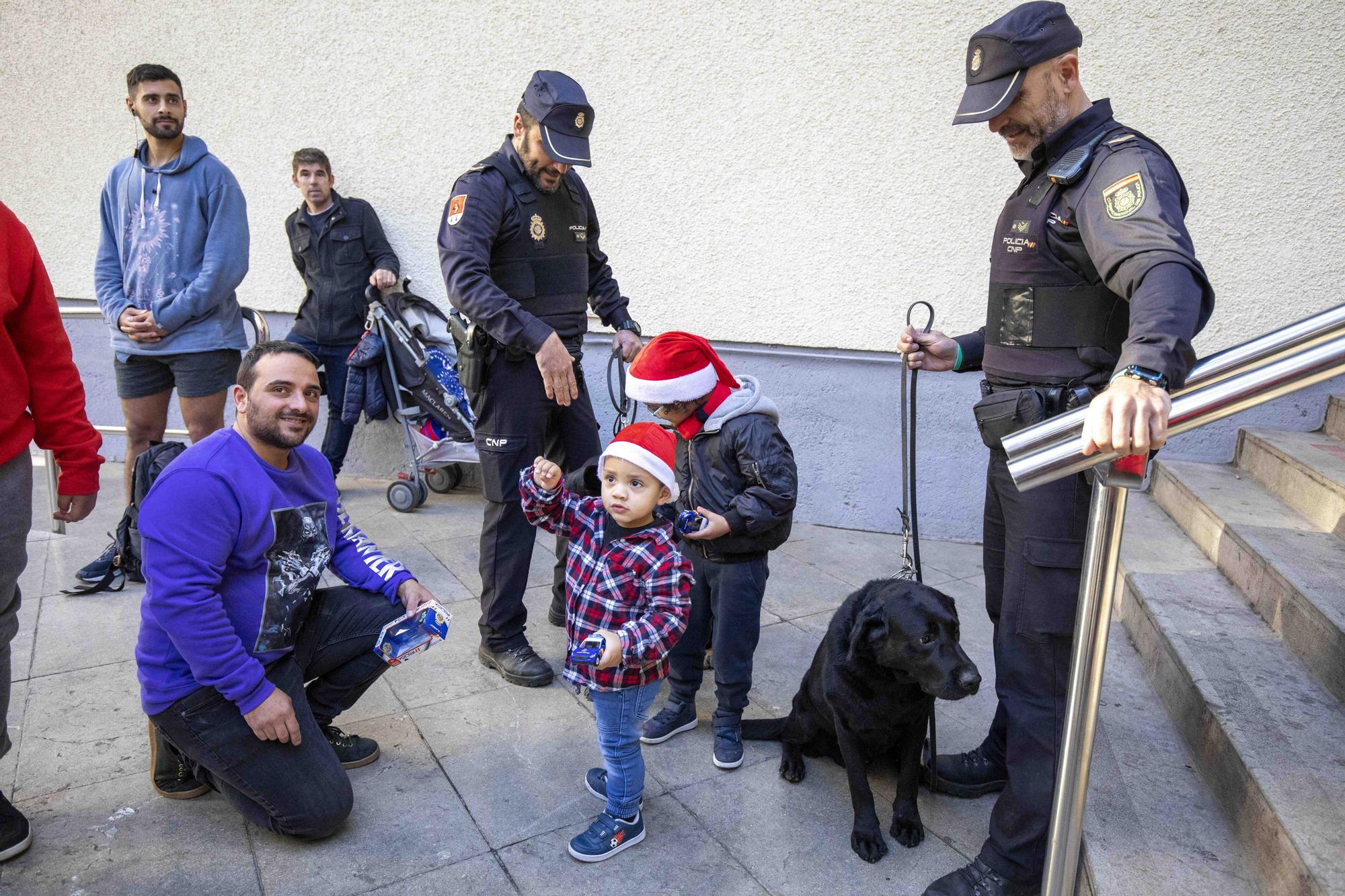 Papá Noel visita la Jefatura de Policía en Palma