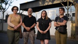Nico, Emiliano, Ana y Silvia, vecinos del Remei que denuncian a la fábrica de frenos Tenneco de Badalona porque aseguran que sus emisiones les han provocado enfermedades, como cáncer