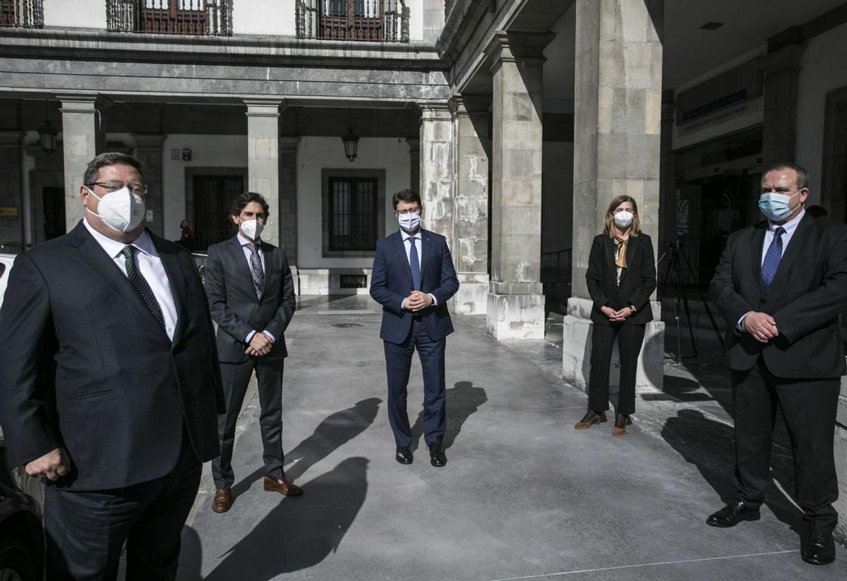 Imagen de marzo de 2021, durante la presentación del proyecto. Por la izquierda, Juan Baena e Ismael Díaz, de Preco; el entonces consejero de industria, Enrique Fernández y Eva Pando e Isaac Pola, entonces en el Idepa. | I. Collín
